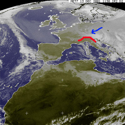 La linea rossa indica il fronte del peggiormanto, la freccia blu il movimento del vortice siberiano. Il BURIAN entra nella Pianura Padana