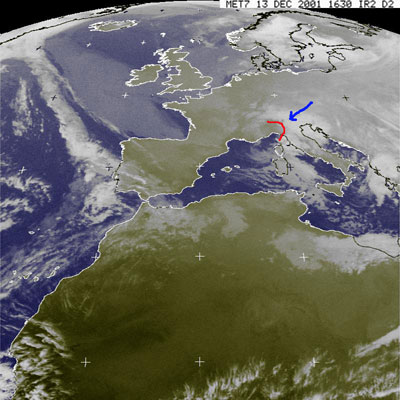 La linea rossa indica il fronte del peggiormanto, la freccia blu il movimento del vortice siberiano. Il BURIAN entra nella Pianura Padana