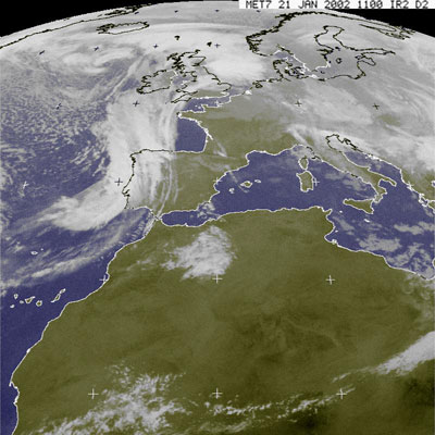 L'alta pressione  ancora forte, ma i primi segni del cedimento sono le infiltrazioni di aria pi mite e pi umida proveniente dall'Oceano Atlantico