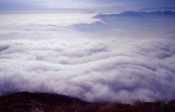 Nel tardo pomeriggio, dalle pendici della Quinzeina, si osserva il mare di nebbia dovuto allo stau.